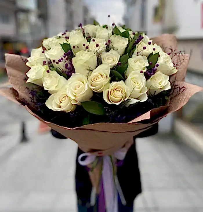 51 İthal beyaz güller