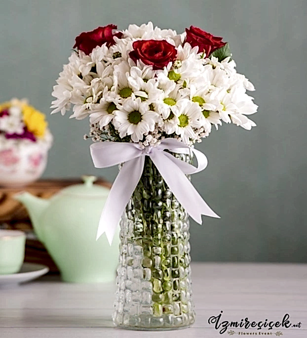 Cam vazo papatya ve gül